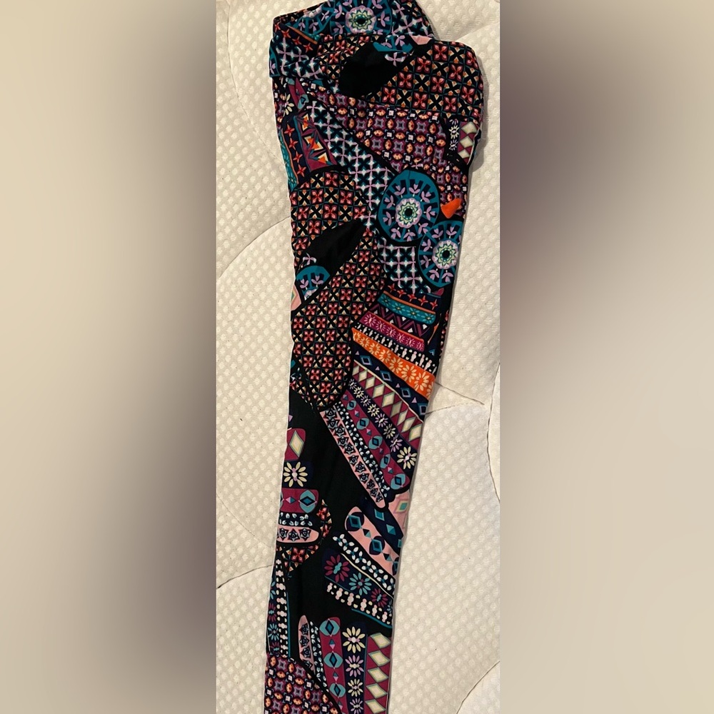 Fun patterned LulaRoe legging.